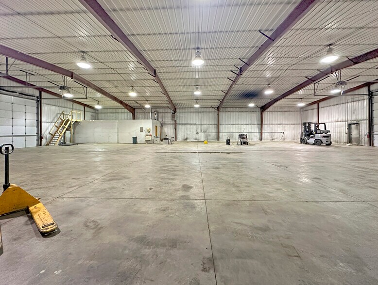 More Photos Of 4015 11th Ave SE, Minot Service For Sale