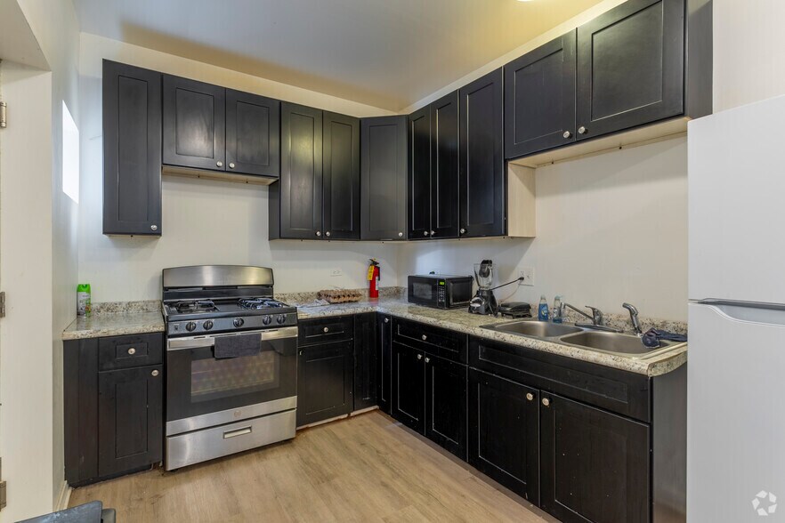 More Photos Of 4952 W Madison St, Chicago Apartments For Sale