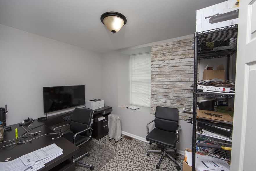 More Photos Of 30 W Bridge St, New Hope Freestanding For Lease