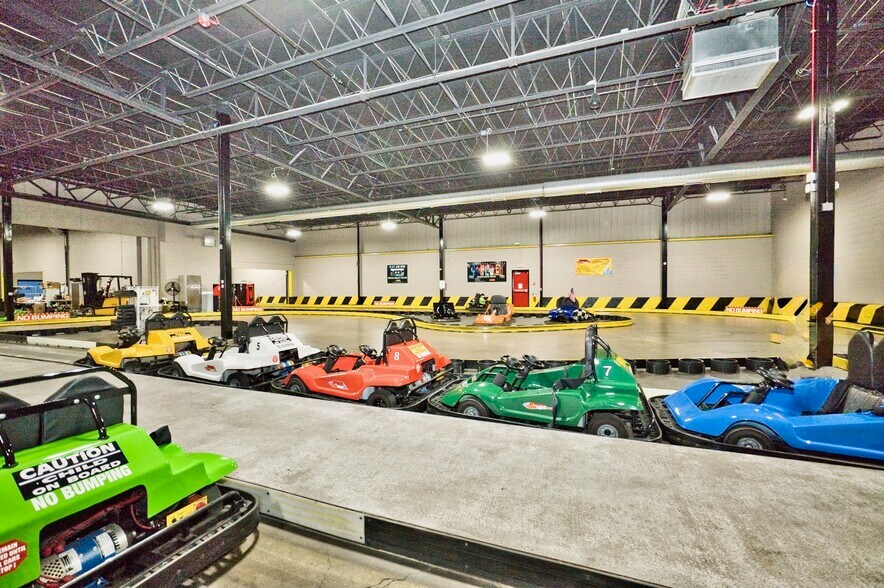 More Photos Of 7777-7847 N Caldwell Ave, Niles Manufacturing For Sale