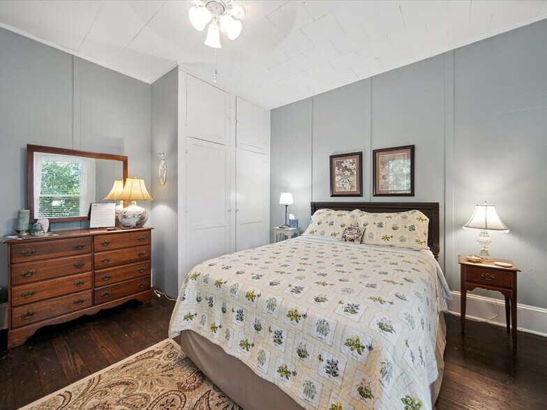 More Photos Of 221 N Main St, Clover Hospitality For Sale