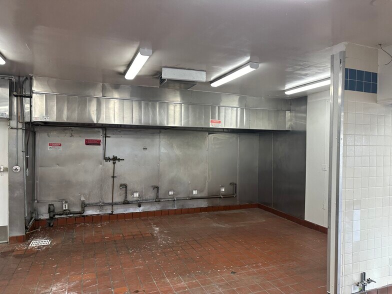 More Photos Of 7601-7617 Vineland Ave, Sun Valley Freestanding For Lease