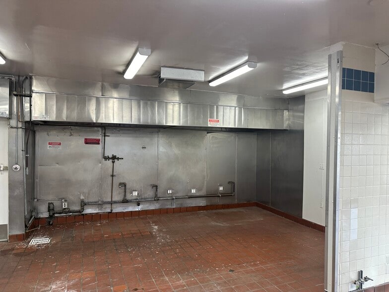 More Photos Of 7601-7617 Vineland Ave, Sun Valley Freestanding For Lease