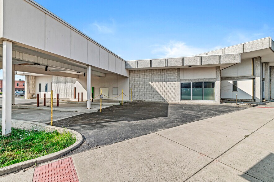 More Photos Of 101 S Anderson St, Elwood Restaurant For Sale