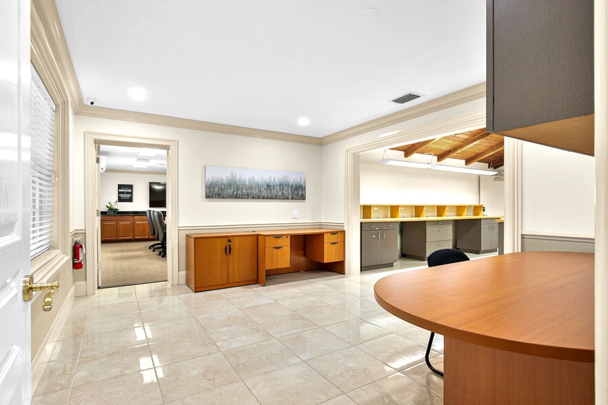 More Photos Of 525 8th St W, Bradenton Office For Sale