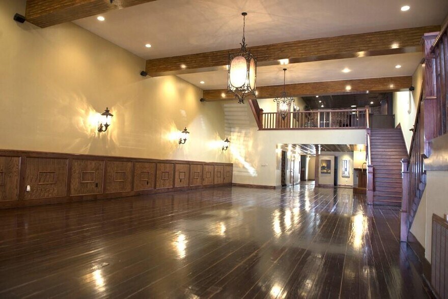 More Photos Of 117 W Walnut St, Rogers Restaurant For Lease