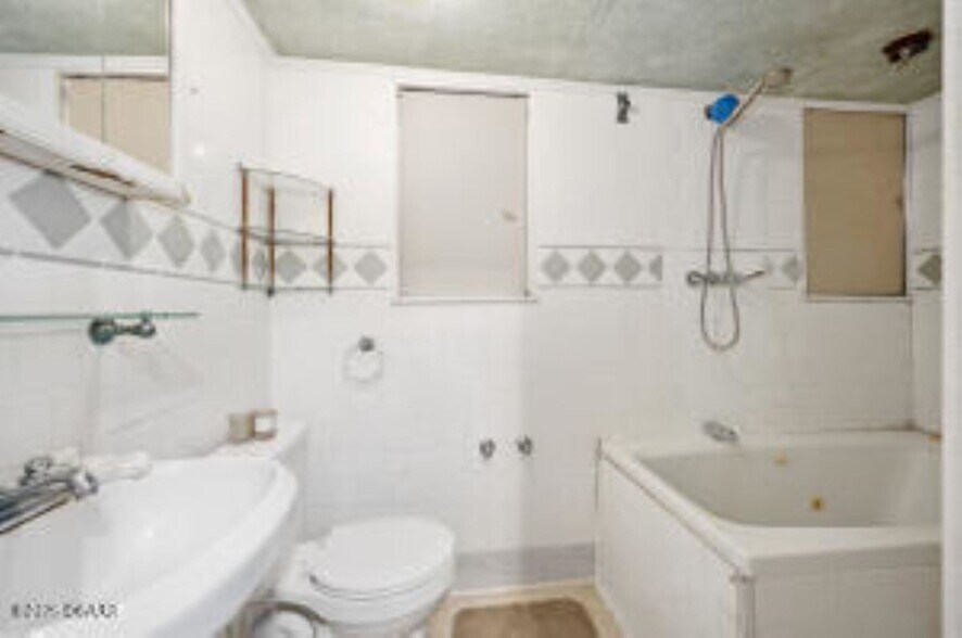 More Photos Of 228 W Howry Ave, Deland Storefront Retail Office For Sale