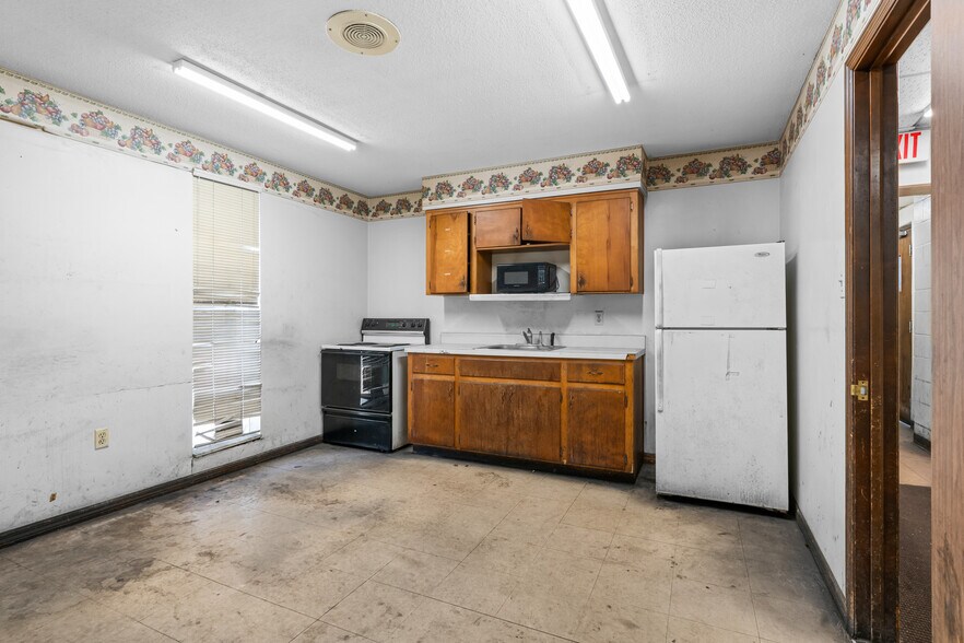 More Photos Of 1118 N Magnolia Ave, Ocala Warehouse For Lease