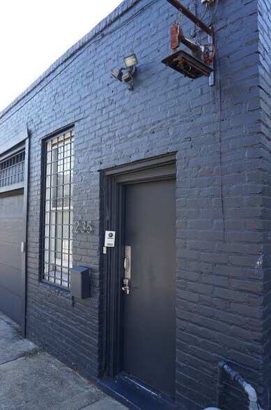 More Photos Of 235 Walker St, Atlanta Research And Development For Lease