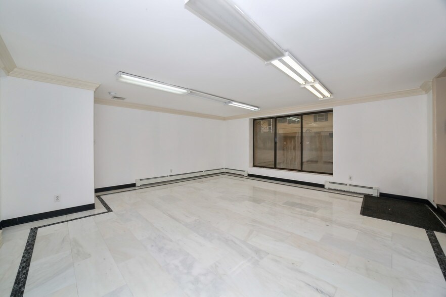 More Photos Of 7-11 Legion Dr, Valhalla Medical For Lease