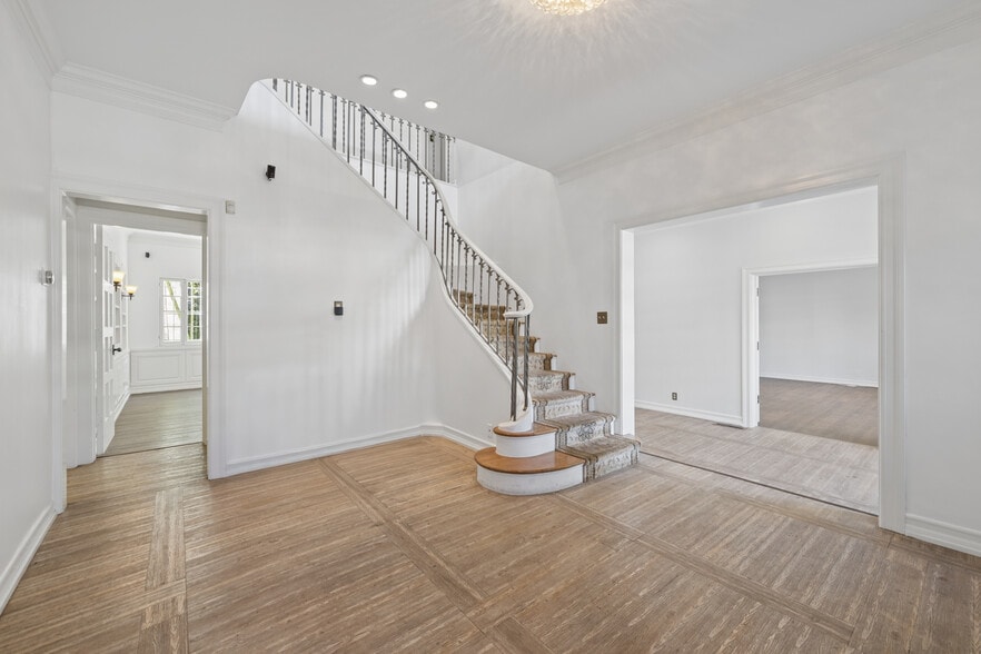 More Photos Of 4526 Wilshire Blvd, Los Angeles Office Residential For Sale