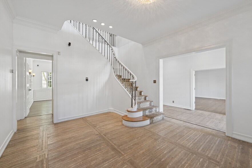 More Photos Of 4526 Wilshire Blvd, Los Angeles Office Residential For Sale