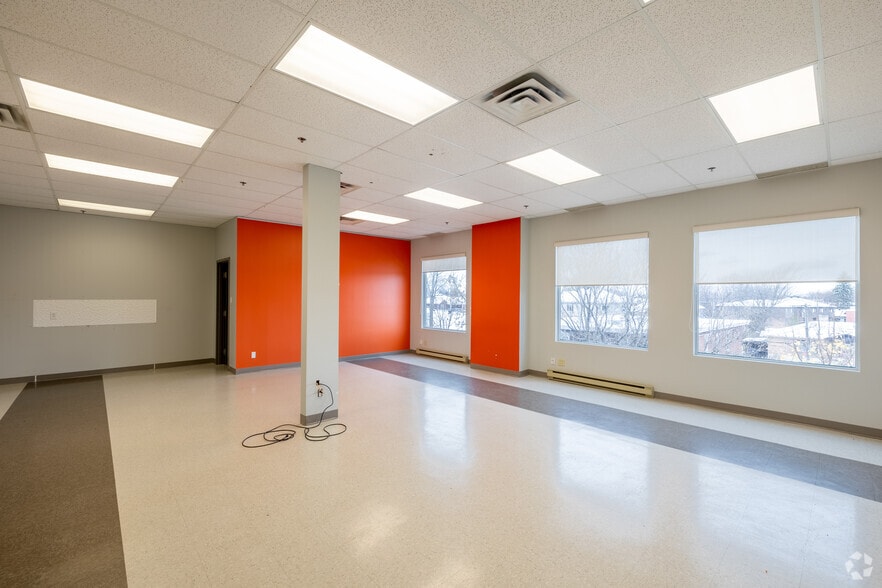 More Photos Of 170 Boul Taschereau, La Prairie Storefront Retail Office For Lease