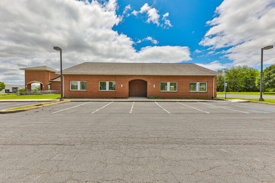 Primary Photo Of 4350 Independence Dr, Schnecksville Medical For Lease