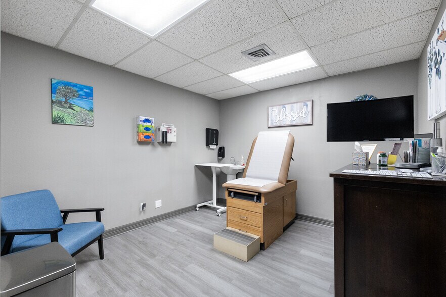 More Photos Of 604 S 77 Sunshine Strip, Harlingen Office For Sale