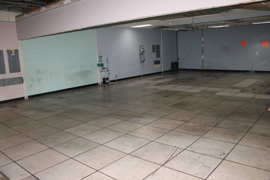 More Photos Of 121 Industrial Dr, Dekalb Manufacturing For Sale