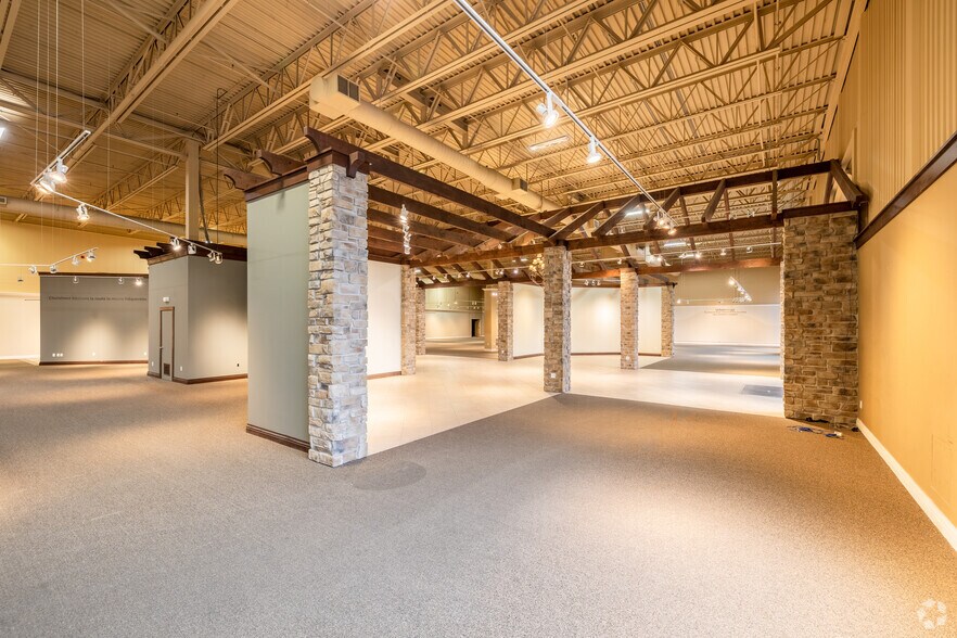 More Photos Of 1939-1979F Rue F.X. Sabourin, Saint-hubert General Retail For Lease