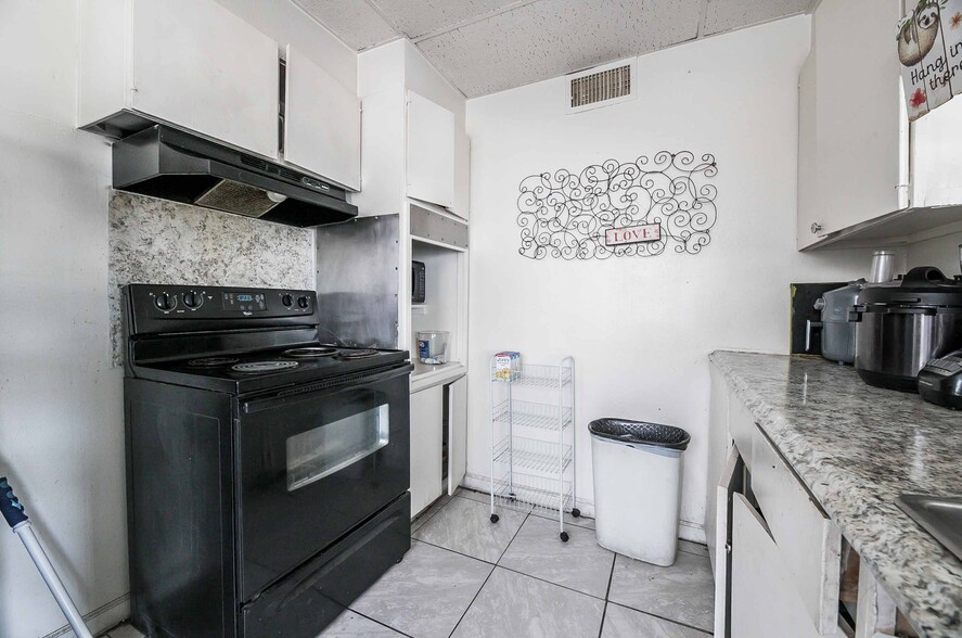 More Photos Of 239 W Cleveland Ave, Las Vegas Apartments For Sale