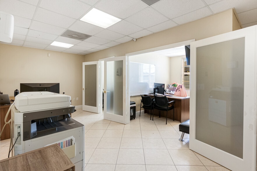 More Photos Of 10261 Sunset Dr, Miami Office For Lease
