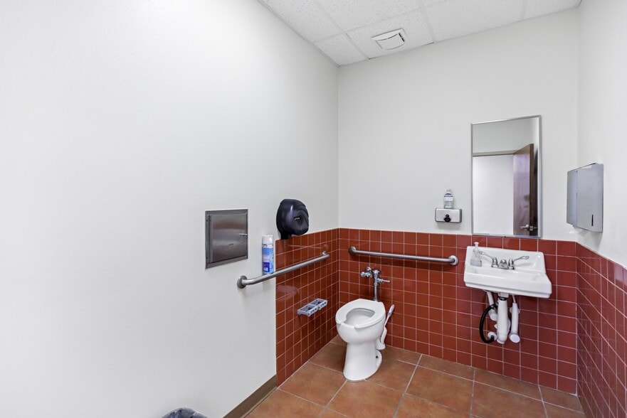 More Photos Of 802 E Expressway 83, La Joya General Retail For Sale