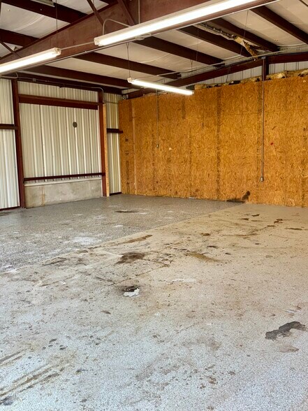 More Photos Of 2340 W R Larson Rd, San Antonio Manufacturing For Lease