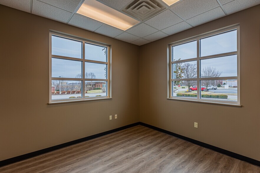 More Photos Of 120 Center Pointe Dr, Clarksville Office For Lease