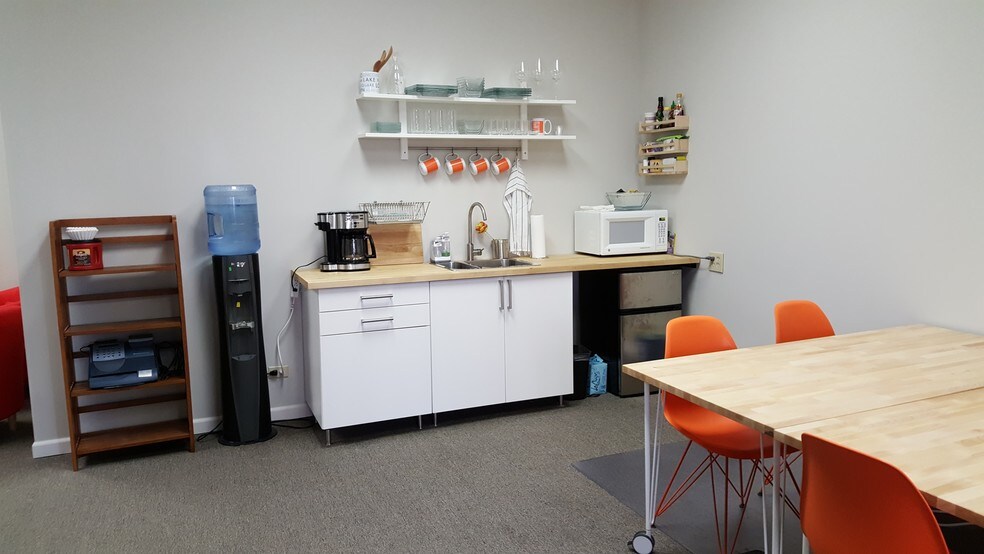 More Photos Of 828 Davis St, Evanston Loft Creative Space For Lease