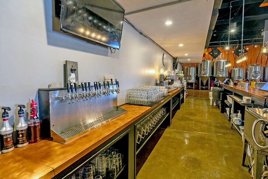 More Photos Of 18967 N US Highway 51, Elkville Mixed Retail For Sale