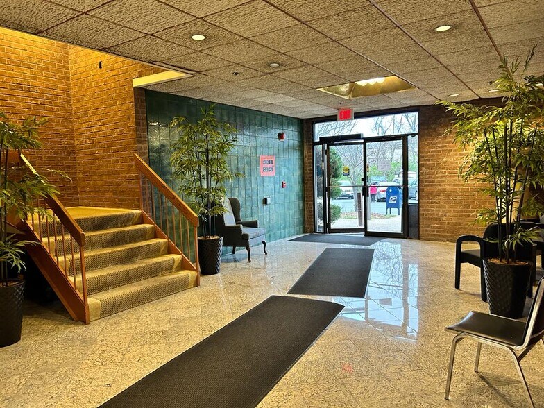 More Photos Of 450 Maple Ave E, Vienna Medical For Lease