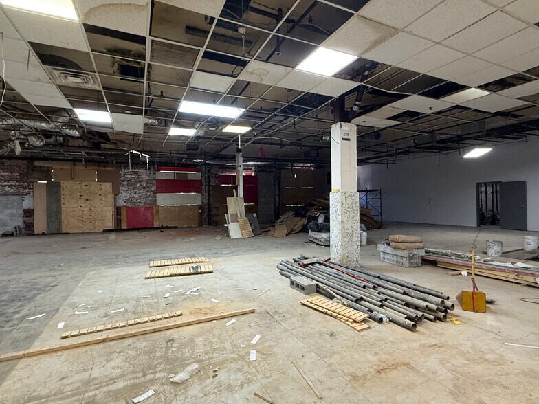 More Photos Of 8202 45th Ave, Elmhurst Supermarket For Lease