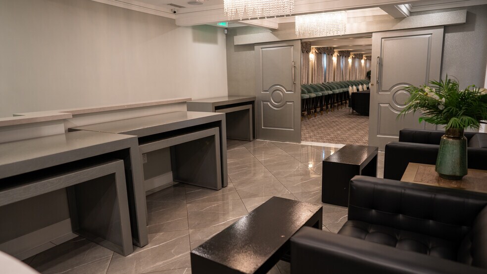 More Photos Of 16610 Ventura Blvd, Encino Storefront For Lease