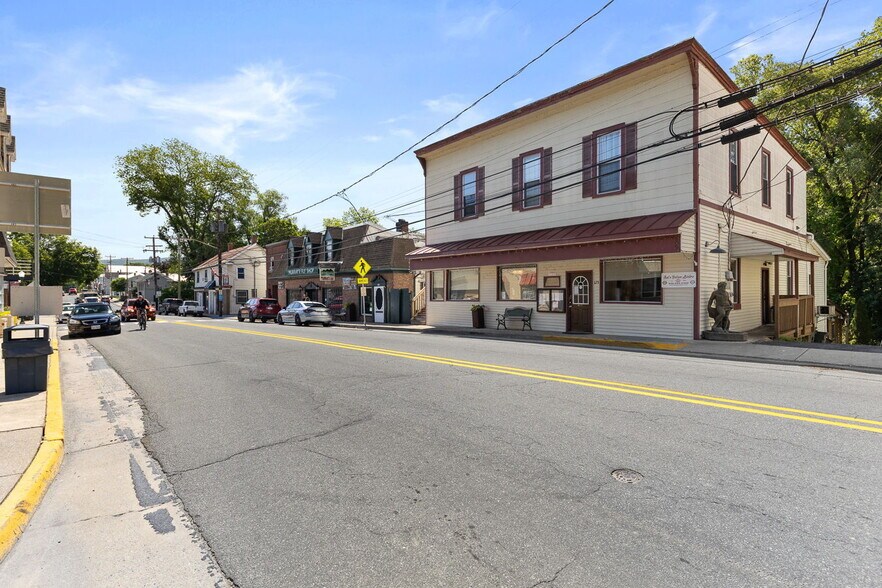 More Photos Of 125 S Main St, Edinburg General Retail For Sale