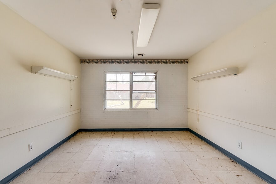 More Photos Of 1601 Kennedy St, Bonham Apartments For Sale