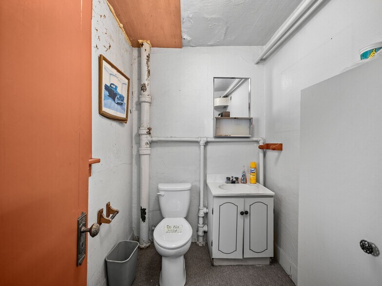More Photos Of 1840 NE Sandy Blvd, Portland Auto Dealership For Sale
