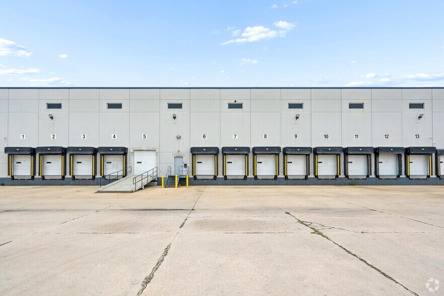 More Photos Of 11101 Franklin Ave, Franklin Park Distribution For Lease