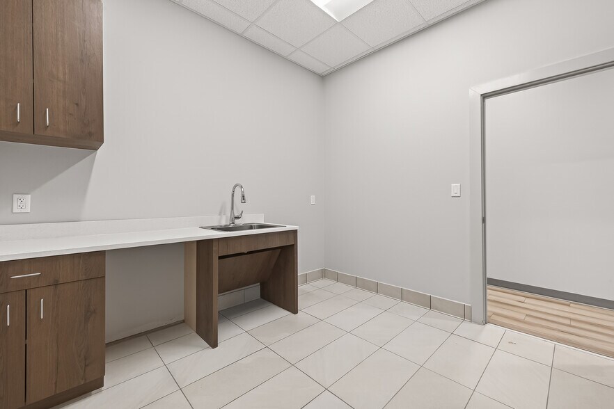 More Photos Of 217 Promenade Way, Sugar Land Office For Sale