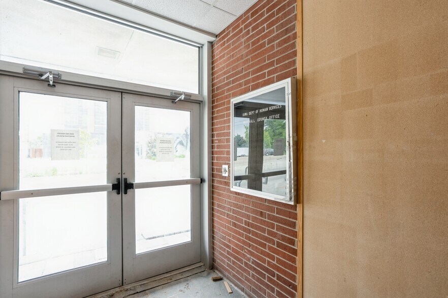 More Photos Of 202-210 W State St, Marshalltown Office For Sale