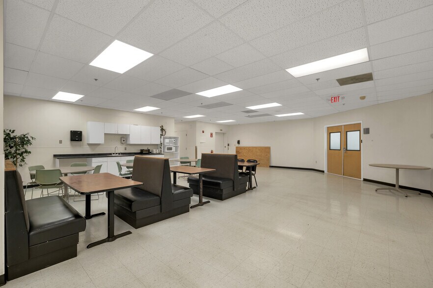 More Photos Of 41 Simon St, Nashua Flex For Lease