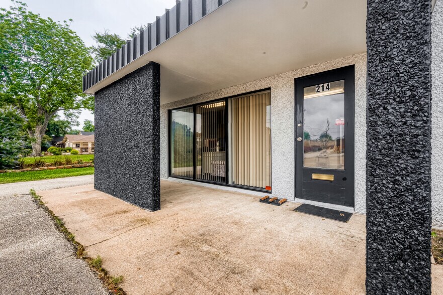 More Photos Of 208-214 E X St, Deer Park Medical For Lease