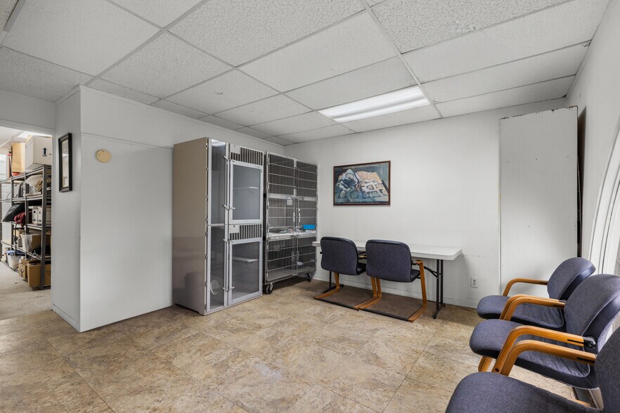 More Photos Of 26055 Bouquet Canyon Rd, Santa Clarita Veterinarian Kennel For Sale