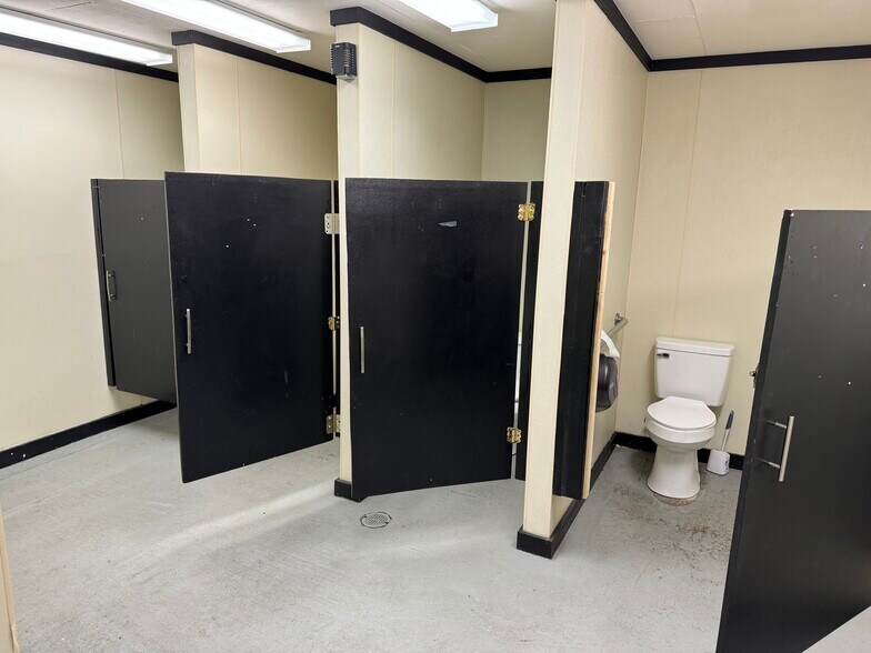 More Photos Of 3080 W State St, Bristol Bar For Sale
