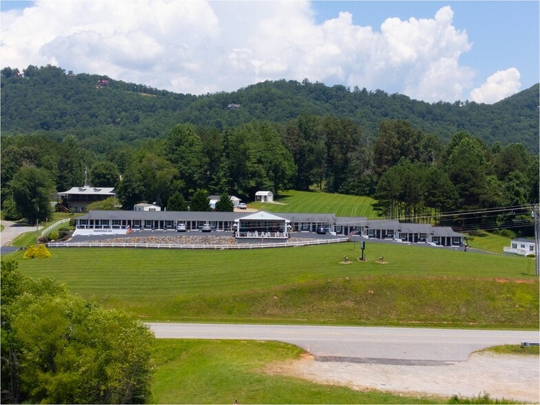 More Photos Of 40 Chatuge Ln, Hayesville Hotel For Sale