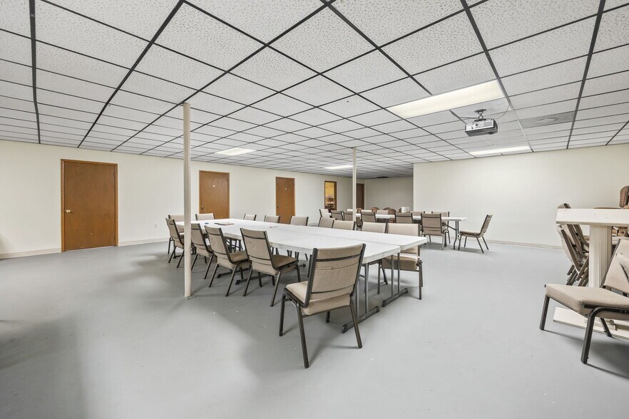 More Photos Of 832 Allardt Hwy, Jamestown Showroom For Sale