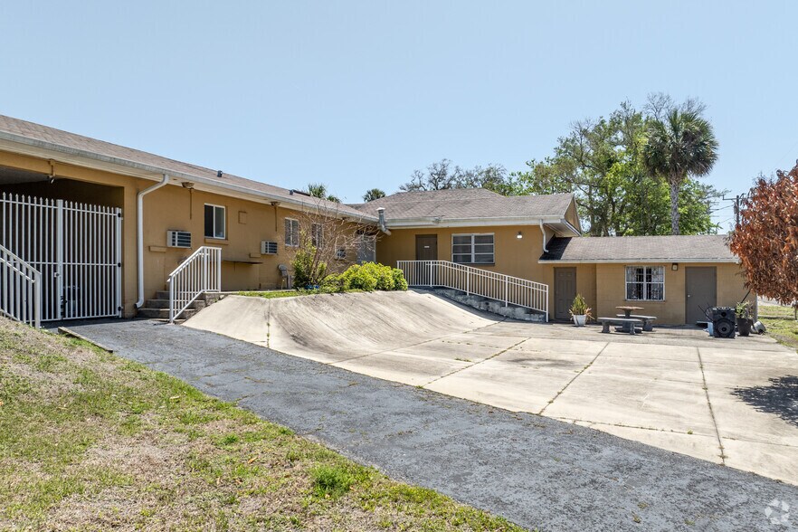 More Photos Of 640 S Ridgewood Ave, Daytona Beach Hotel For Sale