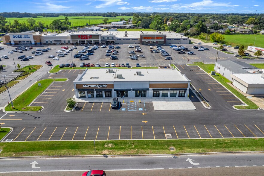 More Photos Of 900 E Admiral Doyle Dr, New Iberia Freestanding For Sale