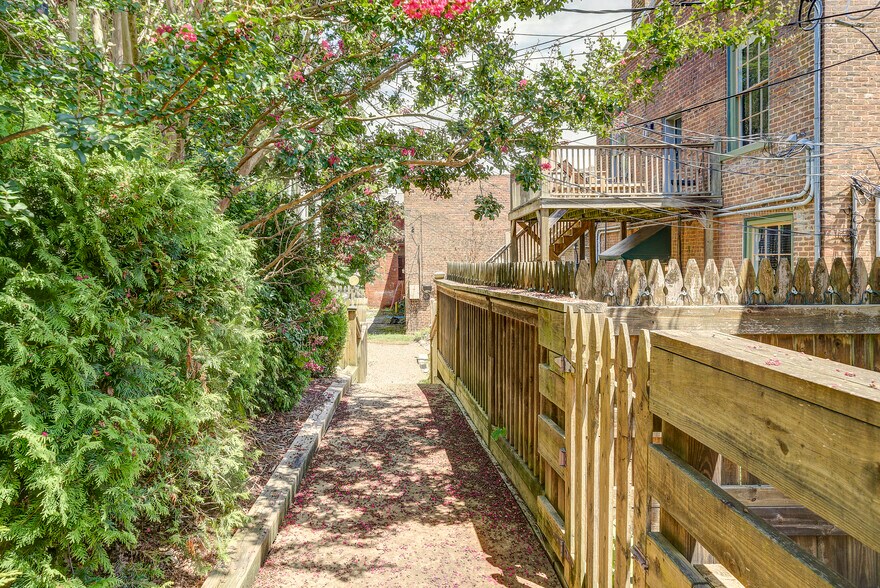 More Photos Of 107 E Main St, Jonesborough Storefront For Sale
