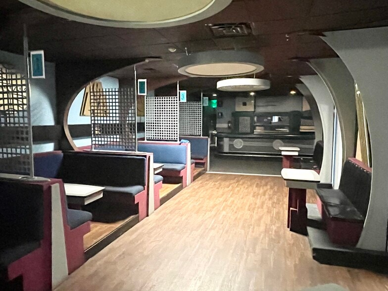 More Photos Of 209-211 E Chicago St, Elgin Bar For Sale