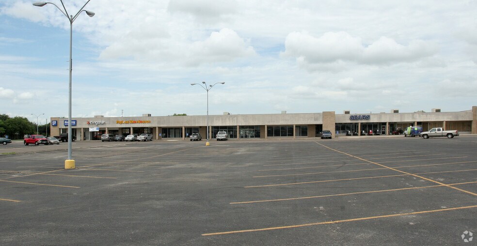 More Photos Of 2003 N Saint Marys St, Beeville Unknown For Lease