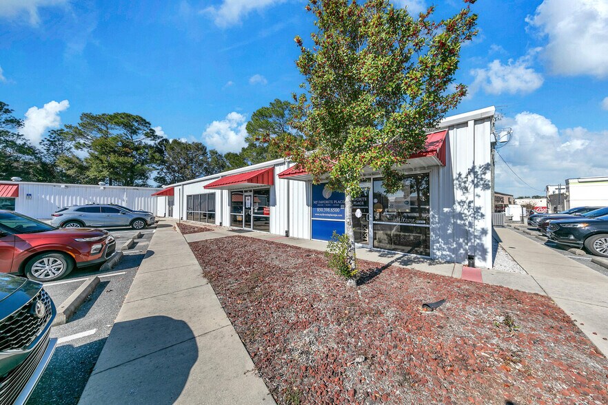 More Photos Of 2500 S Ferdon Blvd, Crestview Storefront For Lease