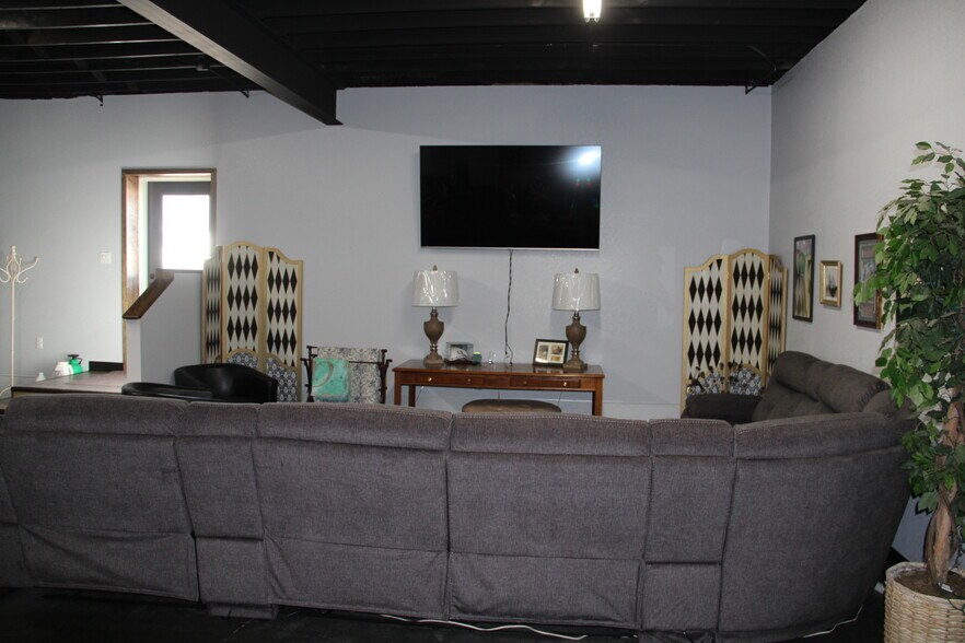 More Photos Of 446 S Main St, Winner General Retail For Sale